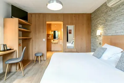 Un ou plusieurs lits dans un hébergement de l'établissement Logis Auberge du Relais - Hôtel & Restaurant