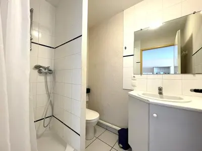 Salle de bains dans l'établissement Appartement T2 à Vieux-Boucau, terrasse, animaux admis, parking privé - FR-1-379-33