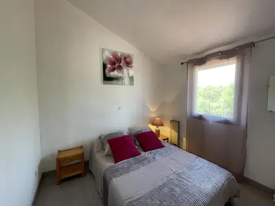 Un ou plusieurs lits dans un hébergement de l'établissement Appartement T2 Mezzanine avec Terrasse Proche Lac - Animaux Acceptés ! - FR-1-379-27