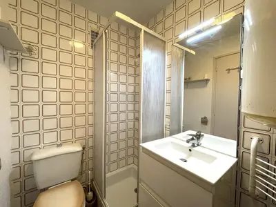 Salle de bains dans l'établissement Studio cosy pour 2 avec animaux acceptés et parking privé proche de l'océan - FR-1-379-32