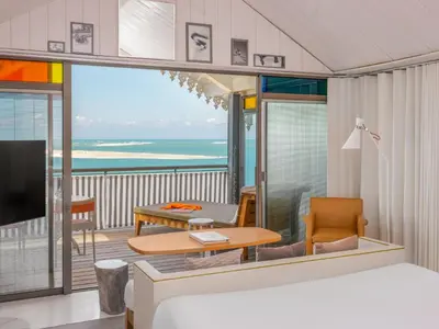 Télévision ou salle de divertissement dans l'établissement Hotel La Co(o)rniche
