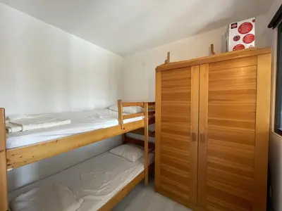 Un ou plusieurs lits dans un hébergement de l'établissement Appartement T1 à 50m du lac avec piscine, salle de jeux et parking, idéal famille/amis - FR-1-379-63