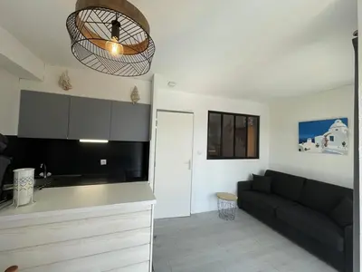 Cuisine ou kitchenette dans l'établissement Appartement T1 à 50m du lac avec piscine, salle de jeux et parking, idéal famille/amis - FR-1-379-63