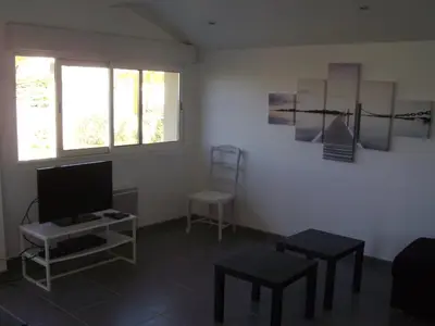 Télévision ou salle de divertissement dans l'établissement villa l atlantide