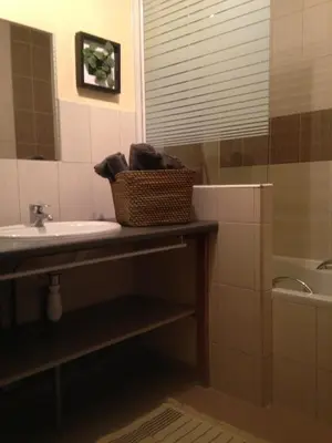 Salle de bains dans l'établissement Cottage Narbay