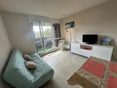Télévision ou salle de divertissement dans l'établissement Appartement cosy à 300m de l'océan au cœur de la station - Balcon et parking sécurisé - FR-1-239-144