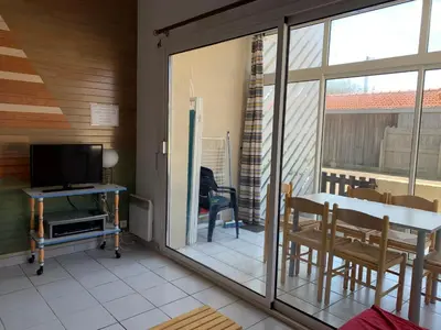 Télévision ou salle de divertissement dans l'établissement Biscarrosse Plage - Studio cabine: 4 pers, proche plages et commerces, ménage inclus - FR-1-319-191