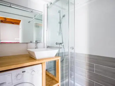 Salle de bains dans l'établissement Maison Jumelée à 2 Pas de la Plage - Piscine, Terrasse, Parking Privé - Idéale Famille / Amis - FR-1-319-193