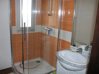 Salle de bains dans l'établissement Biscarrosse Plage - Duplex T2 Centre-Ville - Parking - Balcon - Proche Plage - Ménage Inclus - FR-1-319-208