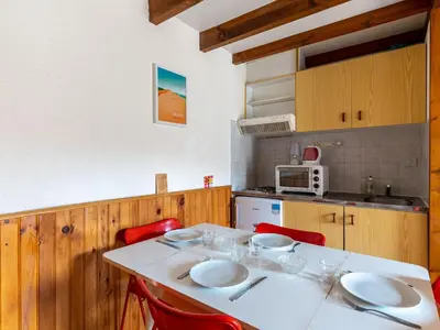 Cuisine ou kitchenette dans l'établissement Maison Mitoyenne à 200m de la Plage avec Parking - FR-1-319-186