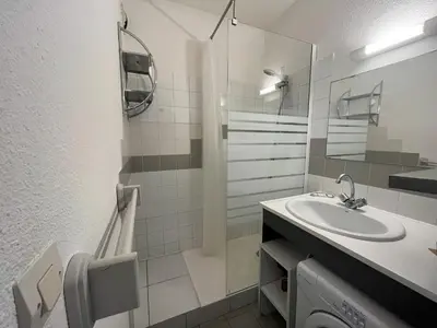 Salle de bains dans l'établissement Appartement cosi près des dunes, pour 6, Biscarrosse Plage - FR-1-319-342