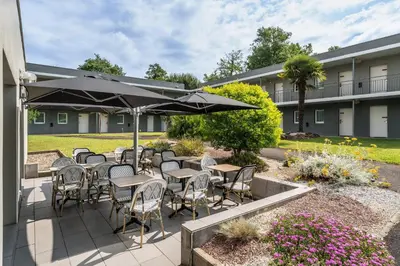 Jardin de l'établissement Sure Hotel by Best Western Mont-de-Marsan