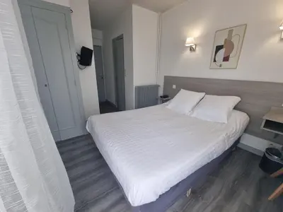 Un ou plusieurs lits dans un hébergement de l'établissement Hôtel le Vascon
