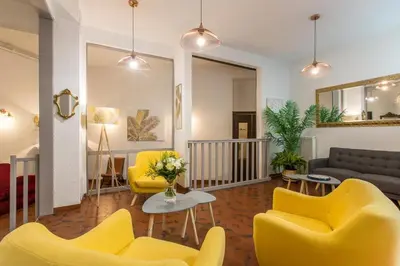 Coin salon dans l'établissement Hôtel le Vascon