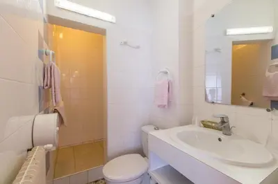 Salle de bains dans l'établissement Hôtel le Vascon
