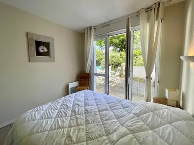 Un ou plusieurs lits dans un hébergement de l'établissement T2 cabine avec grande terrasse sans vis à vis, parking privatif, à 100m des plages - FR-1-420-47