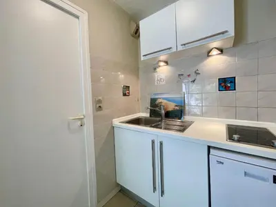 Cuisine ou kitchenette dans l'établissement T2 cabine avec grande terrasse sans vis à vis, parking privatif, à 100m des plages - FR-1-420-47