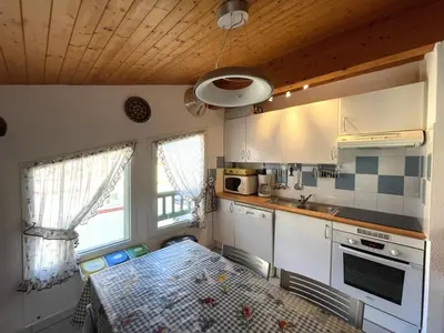 Cuisine ou kitchenette dans l'établissement Appartement T3 proche océan et lac, idéal famille - FR-1-379-28