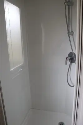 Salle de bains dans l'établissement MH 395 3 chambres et 1 salle de bain dans camping 4 étoiles