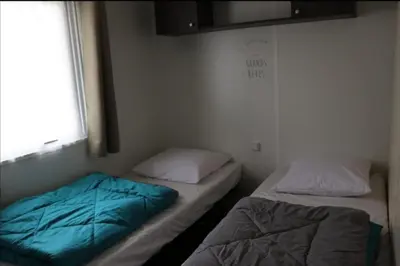 Un ou plusieurs lits dans un hébergement de l'établissement MH 395 3 chambres et 1 salle de bain dans camping 4 étoiles