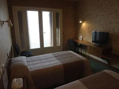 Télévision ou salle de divertissement dans l'établissement Hôtel du Sablar