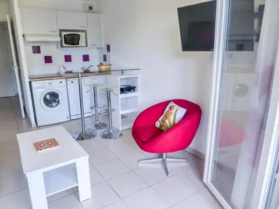 Cuisine ou kitchenette dans l'établissement Apartment l'Allée des Dunes-9 by Interhome