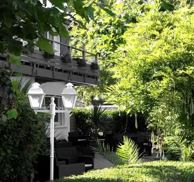 Jardin de l'établissement L auberge de la pointe