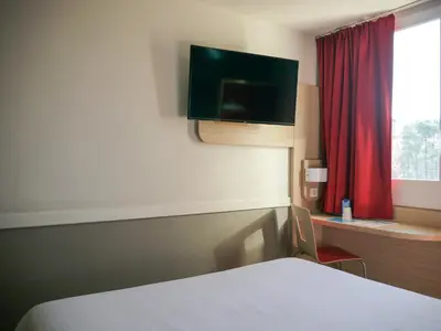 Télévision ou salle de divertissement dans l'établissement Kyriad Direct Mont De Marsan - St Avit