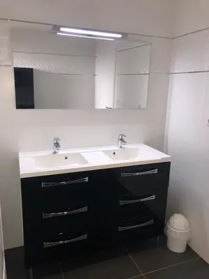 Salle de bains dans l'établissement Chambre d'hôtes les Iris à Mios sur le Bassin d'Arcachon
