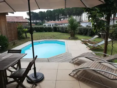 Piscine de l'établissement Maison moderne proche lac et plage ou située à proximité