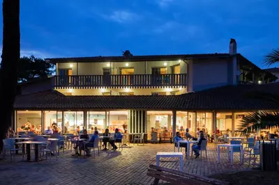 Restaurant ou autre lieu de restauration dans l'établissement SOWELL Family Pignada Plage