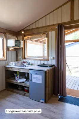 Cuisine ou kitchenette dans l'établissement Camping Routes du Monde ATC La Hume-Arcachon