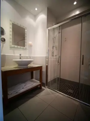 Salle de bains dans l'établissement Hotel Au Bon Coin du Lac
