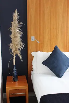 Un ou plusieurs lits dans un hébergement de l'établissement Hotel Au Bon Coin du Lac