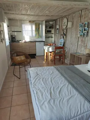 Cuisine ou kitchenette dans l'établissement Les Cigales du Bassin