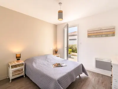 Un ou plusieurs lits dans un hébergement de l'établissement Apartment Les Patios de Flore-1 by Interhome