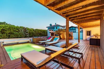 Piscine de l'établissement Villa Oceana vue exceptionnelle sur l'océan, haut standing, front de mer. ou située à proximité