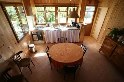 Cuisine ou kitchenette dans l'établissement Chambres 