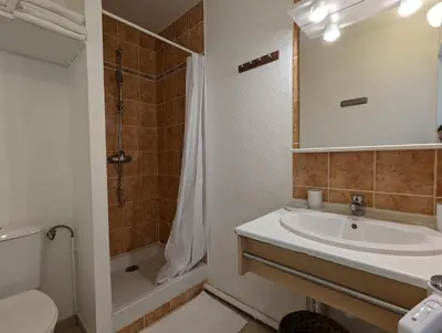 Salle de bains dans l'établissement Résidence Au Pitot, Biscarrosse-Plage