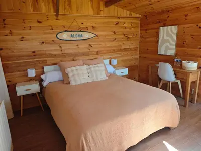 Un ou plusieurs lits dans un hébergement de l'établissement Le Chalet des Pins - La Forge De Clermont