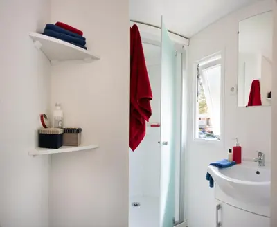 Salle de bains dans l'établissement Camping Officiel Siblu La Réserve