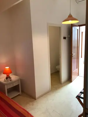 Un ou plusieurs lits dans un hébergement de l'établissement Studio mansardé climatisé les roseaux bord de lac