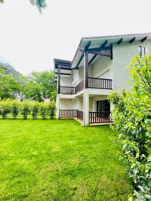 Jardin de l'établissement Studio mansardé climatisé les roseaux bord de lac