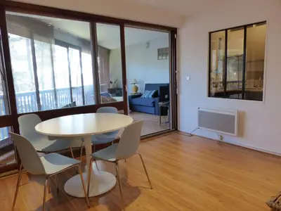 Coin salon dans l'établissement Appartement Résidence JEAN RAMEAU 2 personnes vue sur le port #0278 wifi gratuit