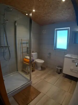 Salle de bains dans l'établissement Gîte L'Ecureuil***