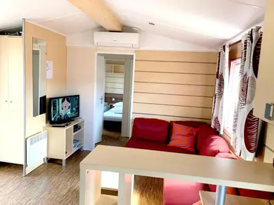Télévision ou salle de divertissement dans l'établissement Bungalow confortable à Gastes + Piscine