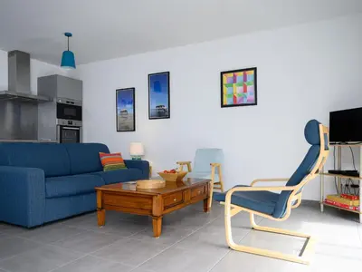 Télévision ou salle de divertissement dans l'établissement Maison moderne près plage Aiguillon - 2 chambres, terrasse, jardin, parking - Calme et confort - FR-1-420-63