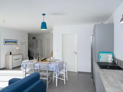Cuisine ou kitchenette dans l'établissement Maison moderne près plage Aiguillon - 2 chambres, terrasse, jardin, parking - Calme et confort - FR-1-420-63