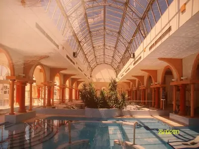 Piscine de l'établissement Studio cure avec accès direct Thermes ou située à proximité