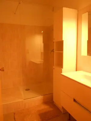 Salle de bains dans l'établissement Studio cure avec accès direct Thermes